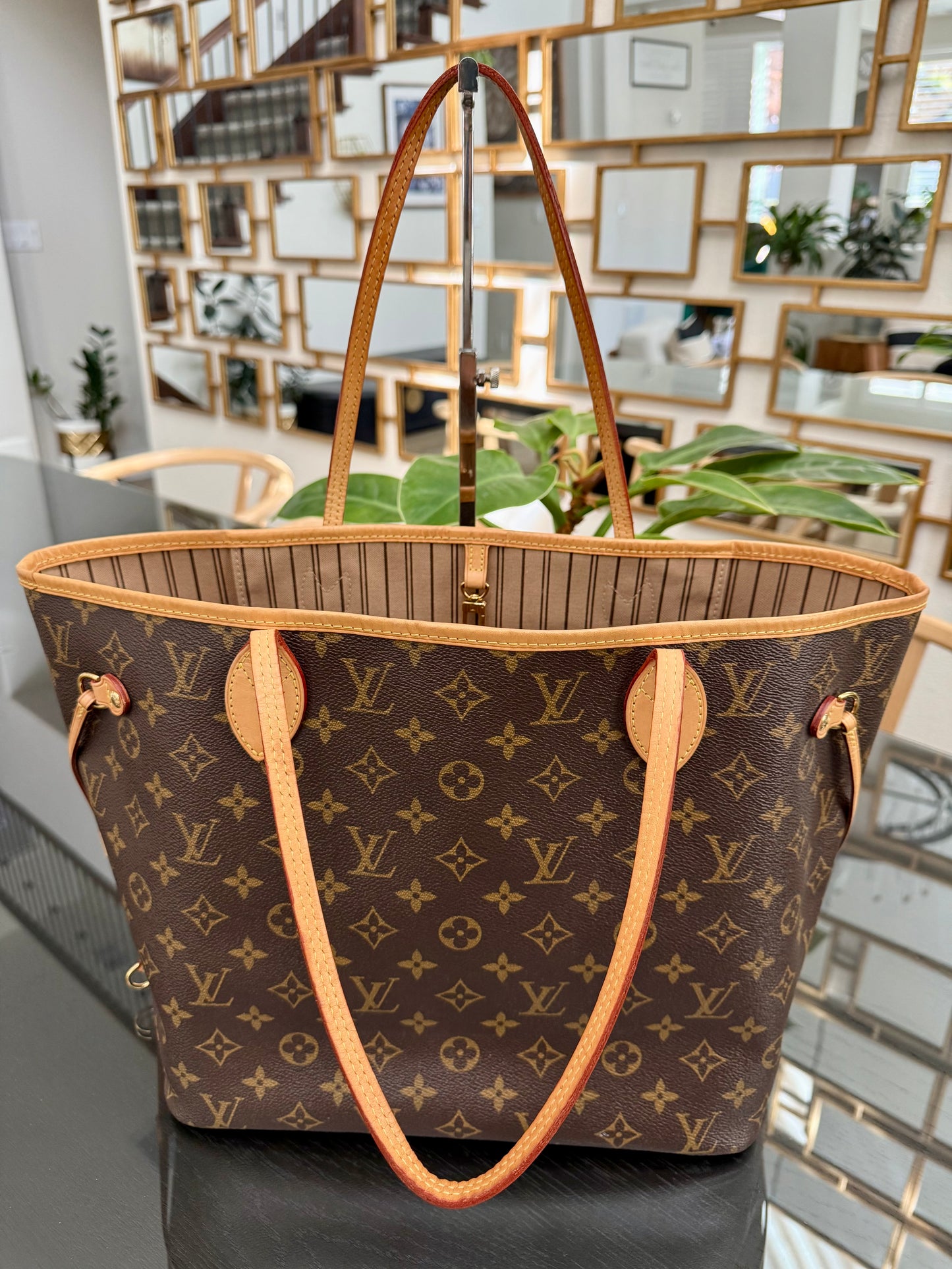 Neverfull MM in Monogram with Dustbag and Insert Organizer 📅 Year: 2017