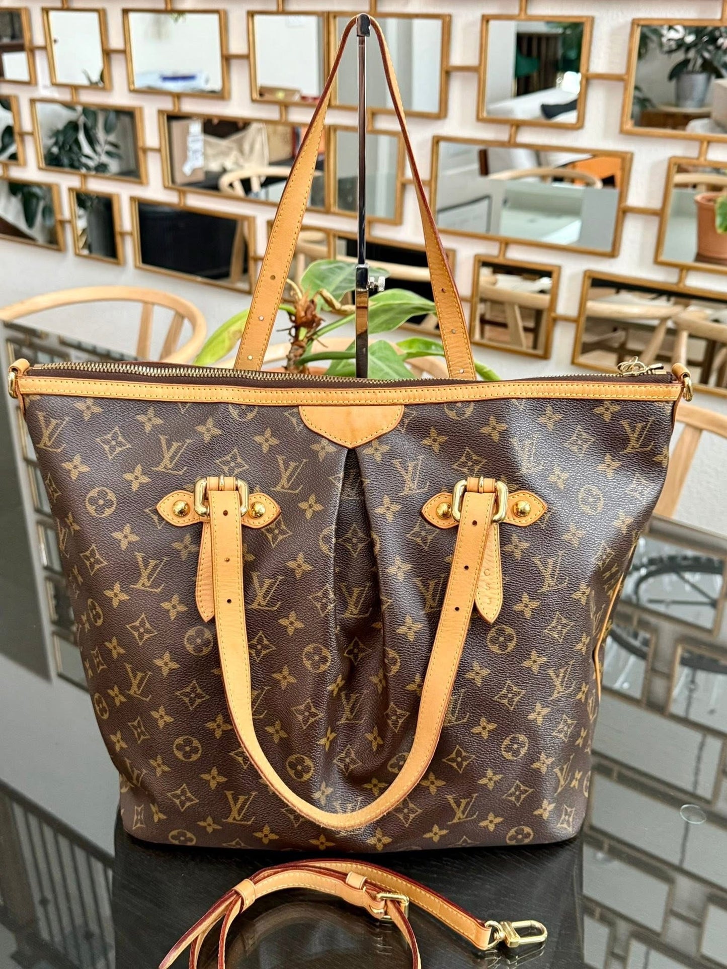 Palermo GM with Original Strap. Dustbag and Insert Organizer 🌺
Year: 2009