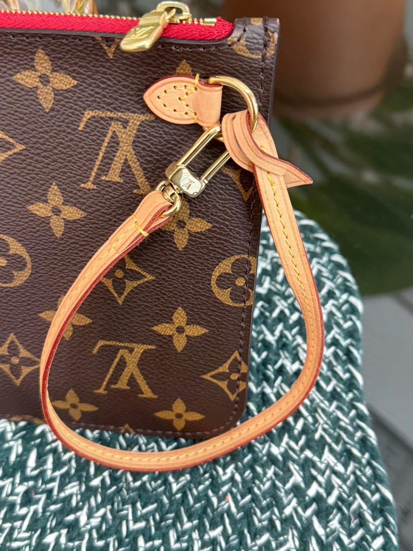 Neverfull MM/GM Pouch in Cerise 🗓️Microchip & Authenticated