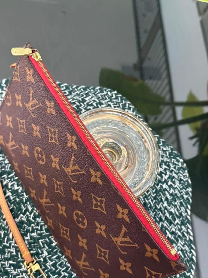 Neverfull MM/GM Pouch in Cerise 🗓️Year 2014