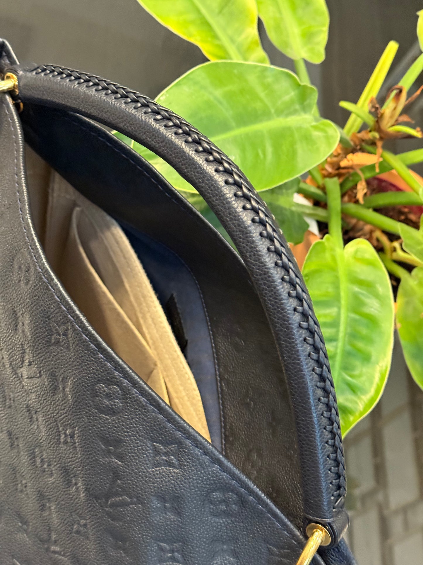 Artsy MM Empriente in Black/ Dark Blue with Dustbag and Insert Organizer 📅 Year: 2011