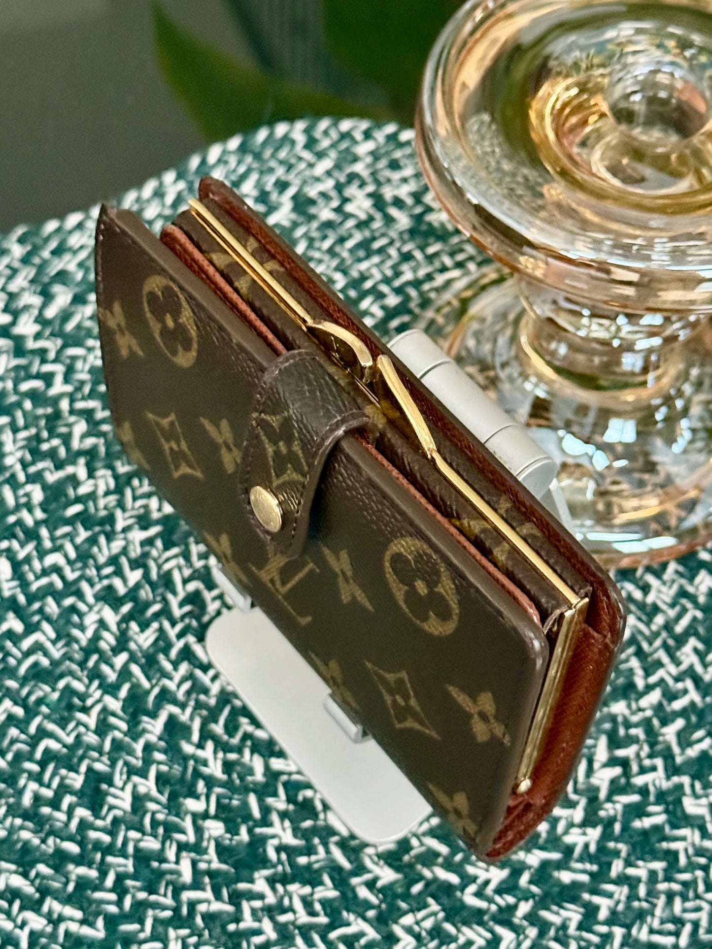 Kisslock Wallet in Monogram 🗓️ Year: 2001