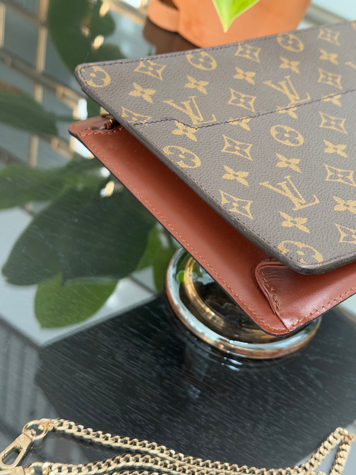 Pochette Homme with Generic Crossbody -🗓️ Year: 1995