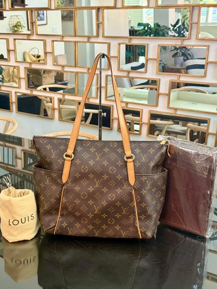 Totally MM in Monogram with Dustbag and Insert Organizer 📅 Year: 2010