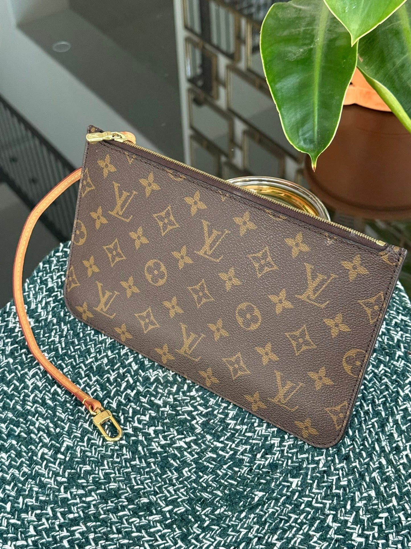 Neverfull MM/GM Pouch with Wriststrap 🗓️ Year: 2021