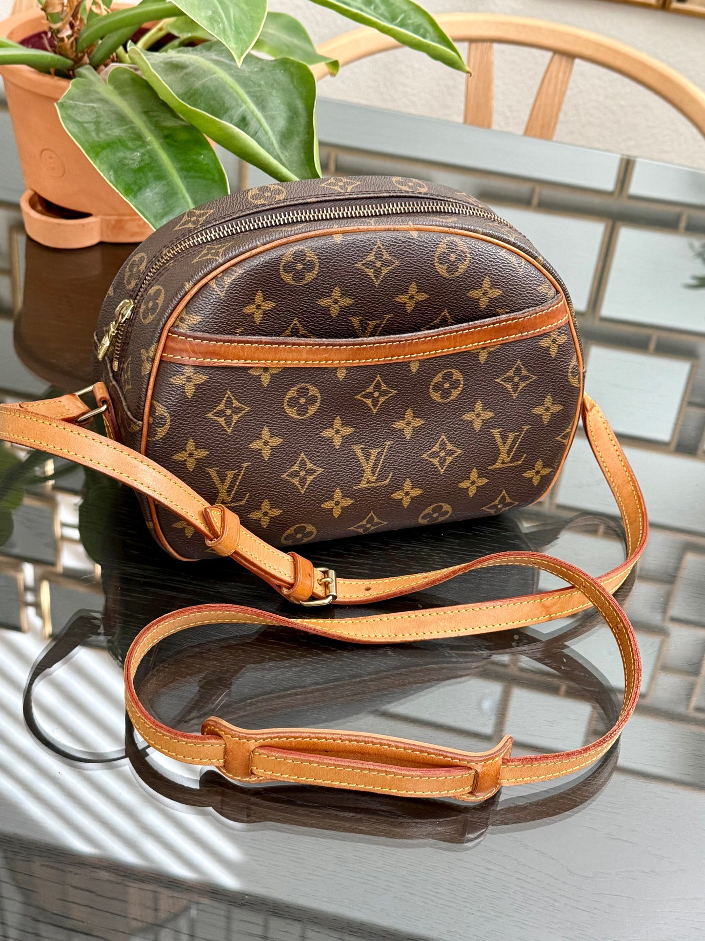 Blois Crossbody -🗓️ Year: 1995