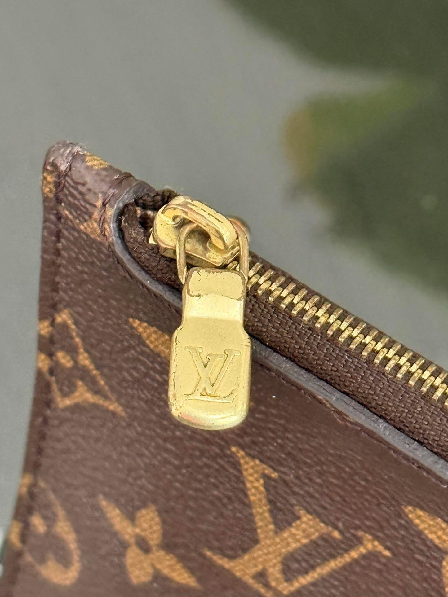 Neverfull MM/ GM Pouch with Non branded Wriststrap 🗓️ Year: 2018