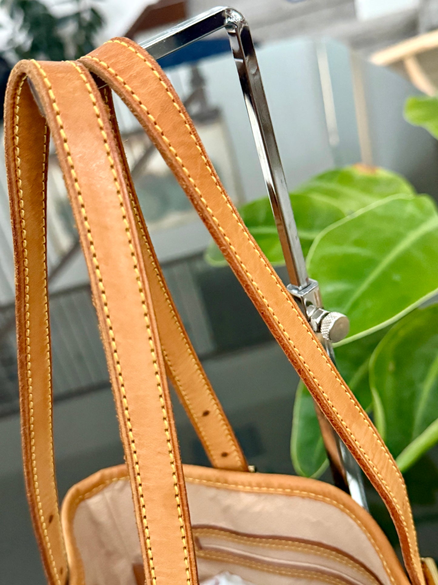 Petite Bucket in Monogram 🗓️ Year: 2000