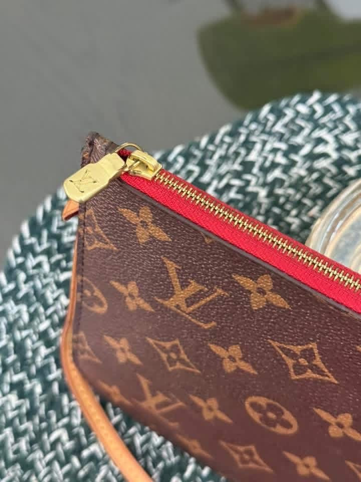 Neverfull MM/GM Pouch in Cerise 🗓️Year 2014