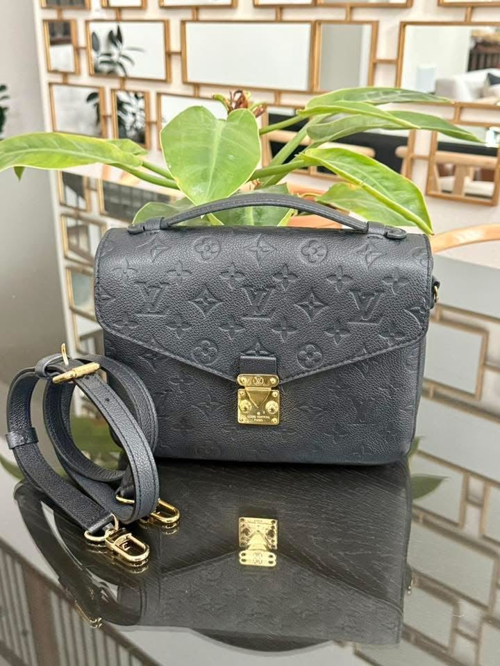 Pochette Metis Empreinte Noir in Black (Microchipped with Complete Inclusions) 💐🌸