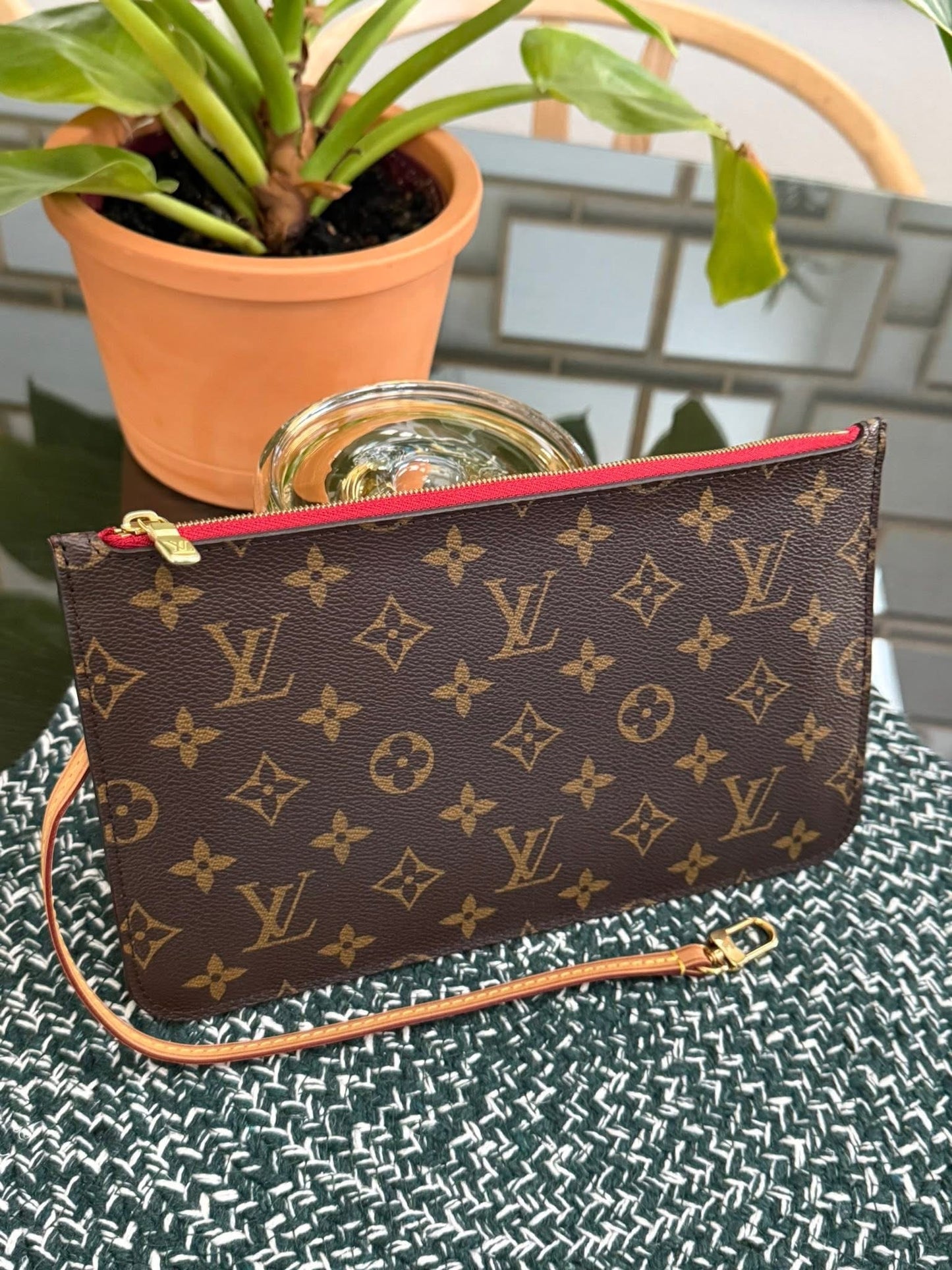 Neverfull MM/GM Pouch in Cerise interior -🗓️ Year: 2017
