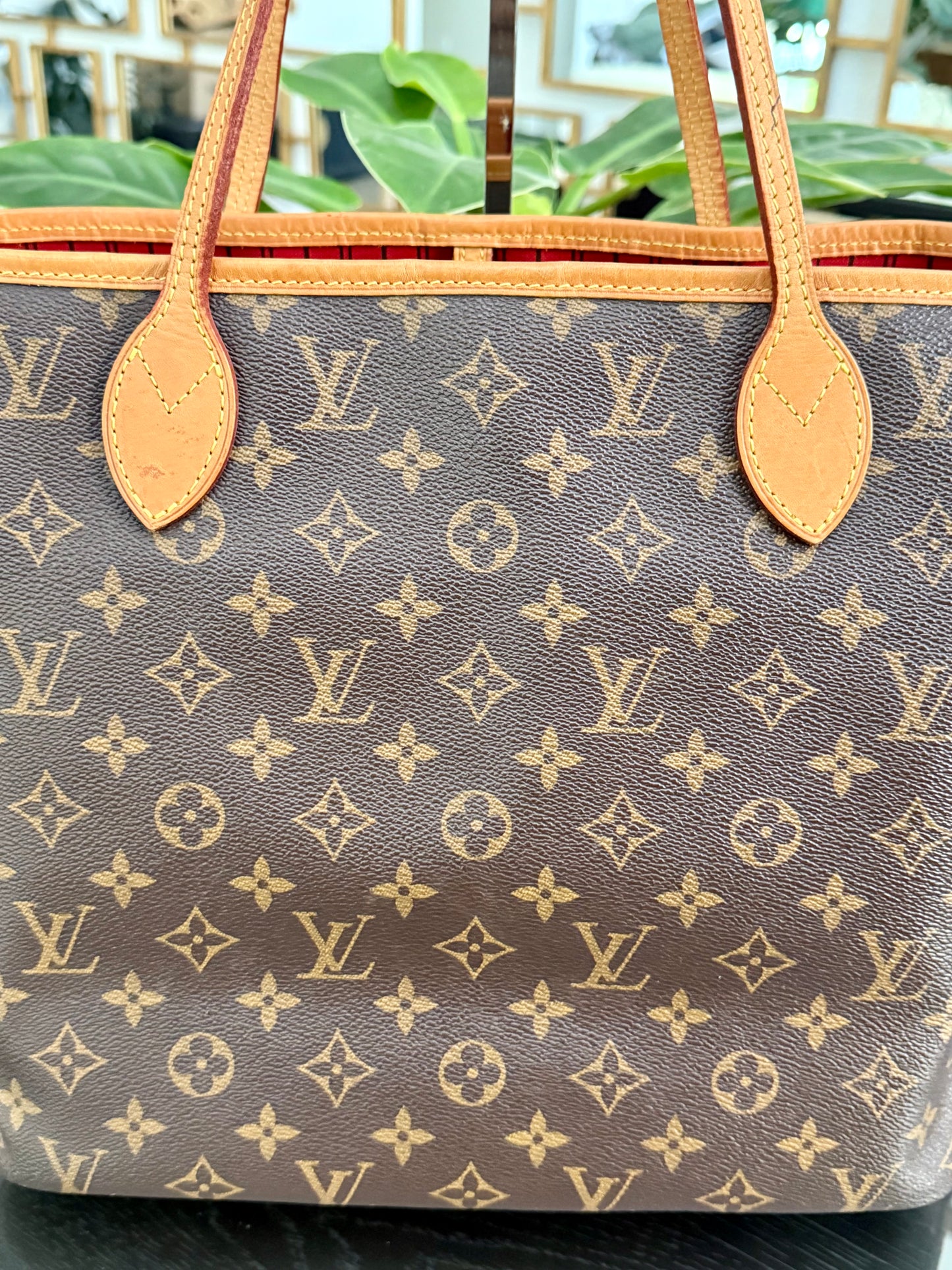 Neverfull MM in Cerise/ Red interior with Dustbag 📅 Year: 2018