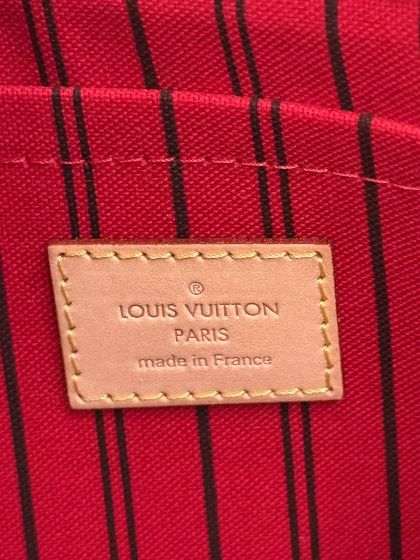 Neverfull MM/GM Pouch in Cerise interior -🗓️ Year: 2017