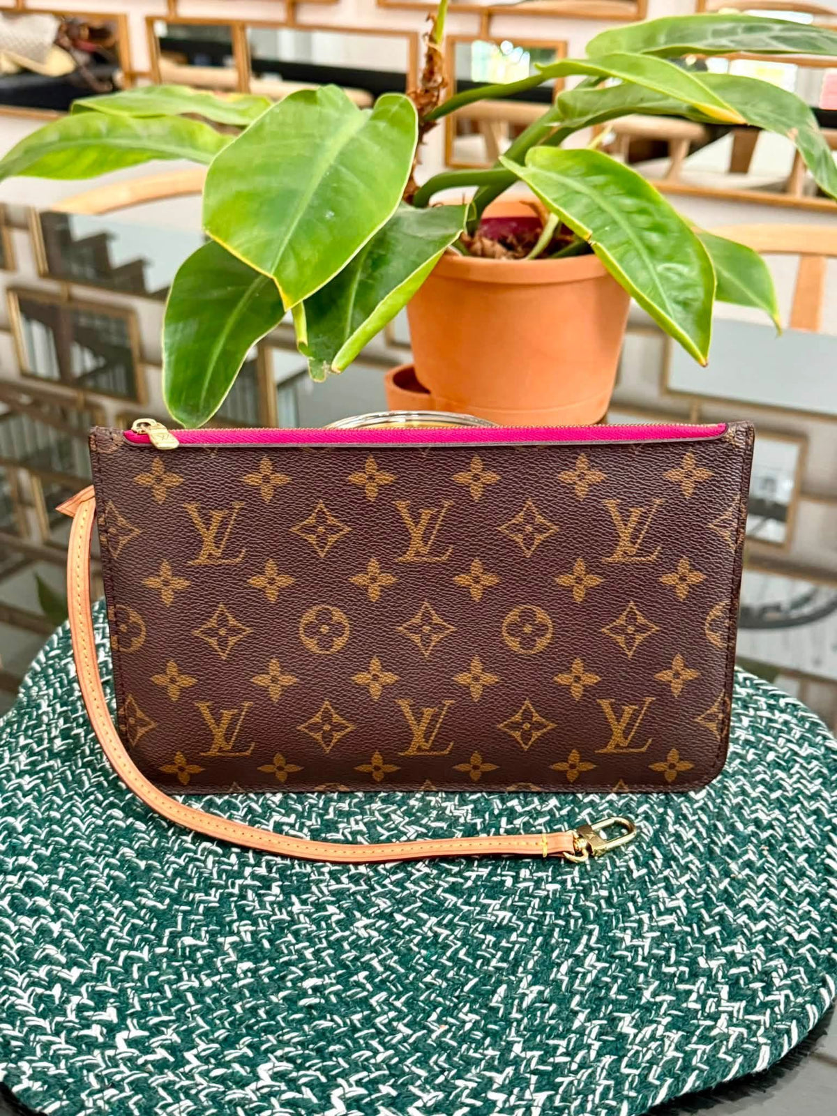 Neverfull MM/GM Pouch in Peony 🗓️Year 2020