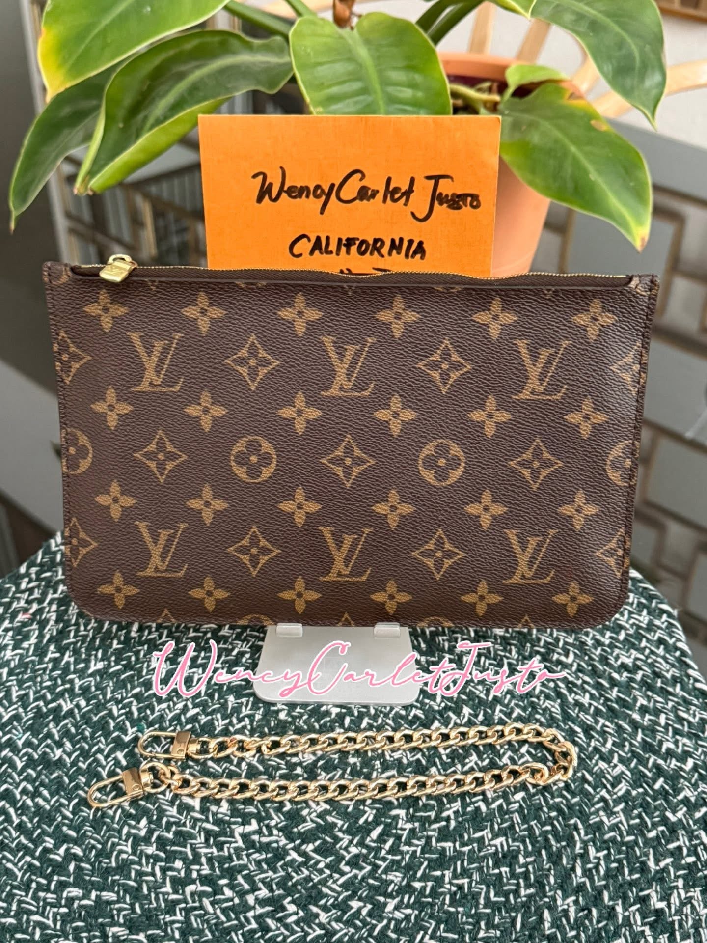 Neverfull MM/ GM Pouch with Non branded Wriststrap 🗓️ Year: 2018