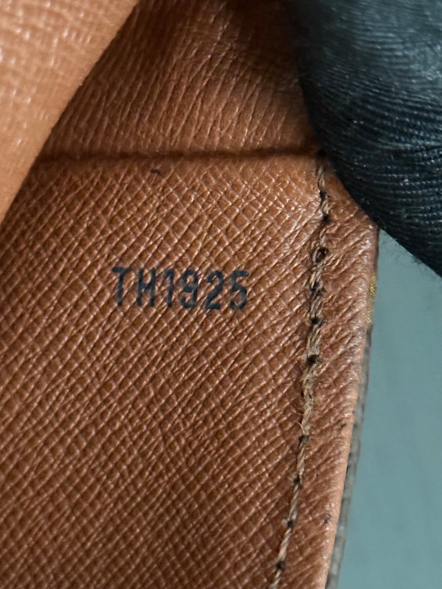 Chantilly MM Crossbody Bag 🌺Year: 1995