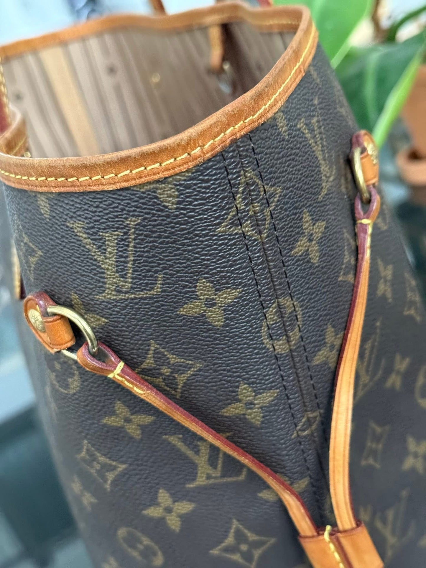 Neverfull MM with Dustbag and Insert Organizer 📅 Year: 2011