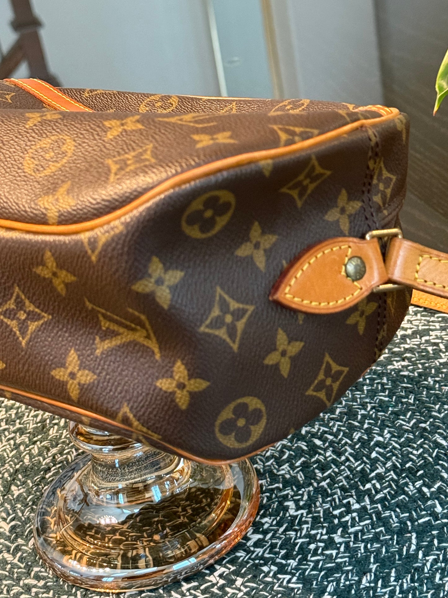 Blois Crossbody -🗓️ Year: 1995