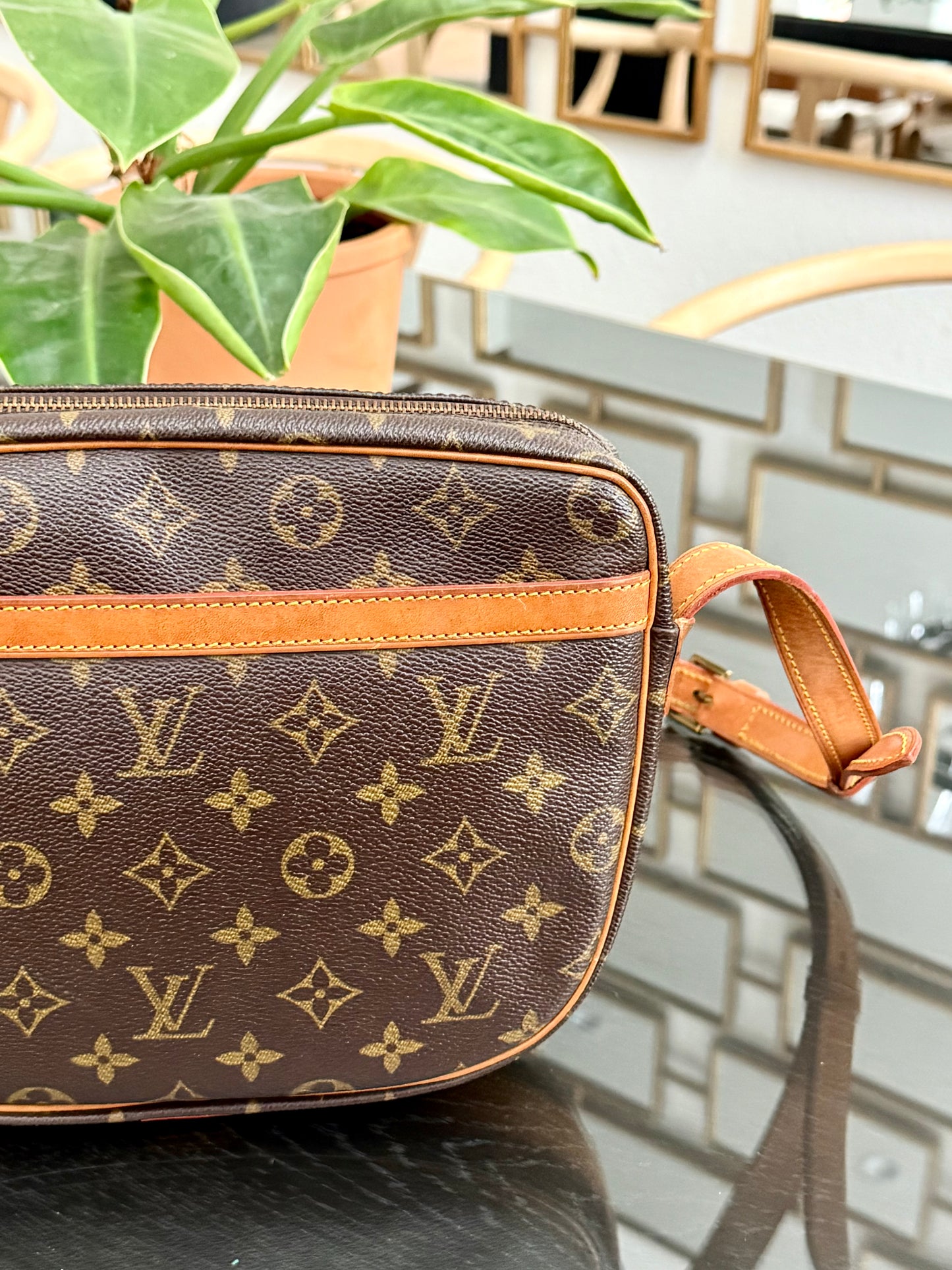 Jeaunefille GM Crossbody 📅 Year: 1987