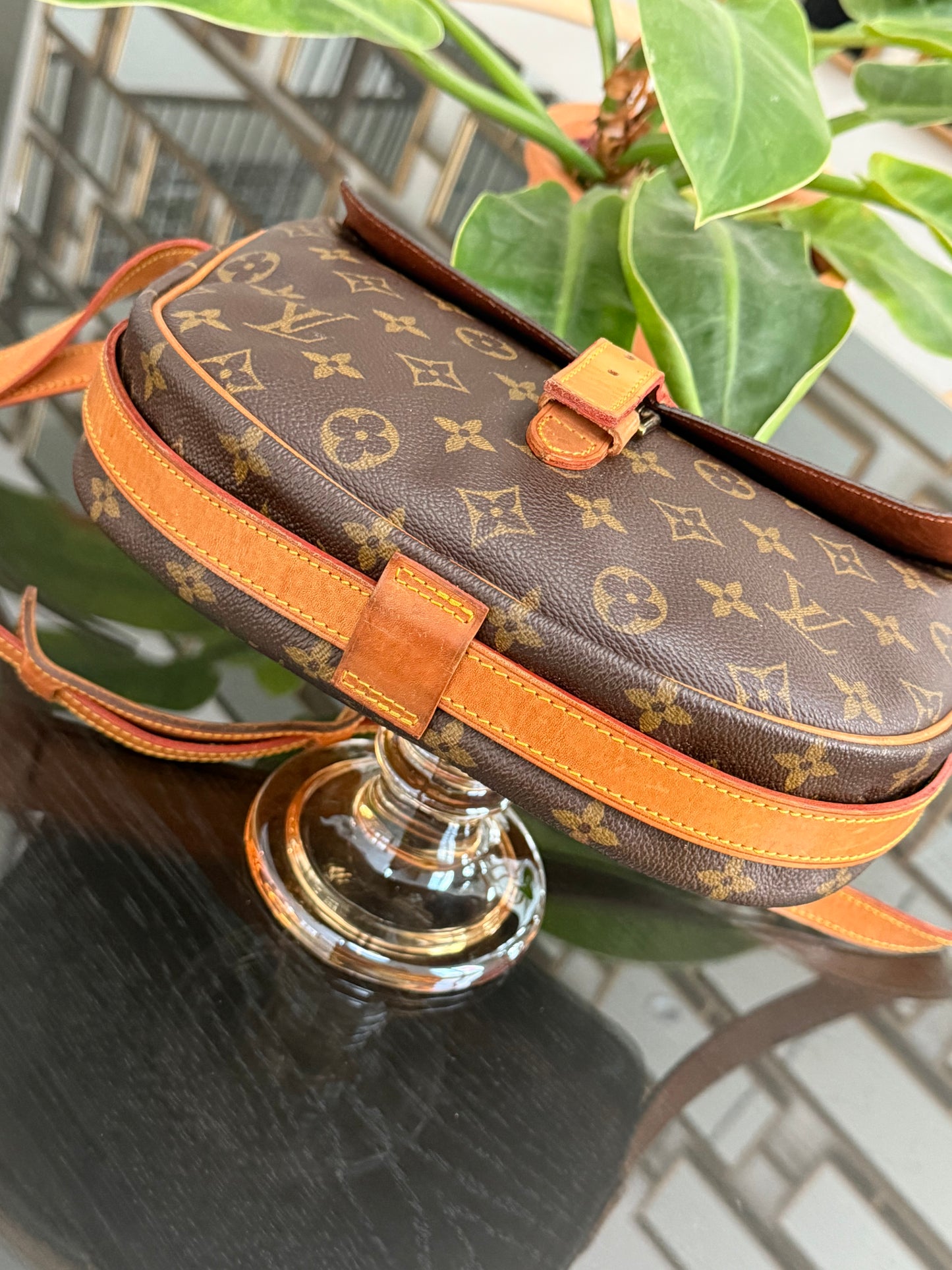 Jeaunefille GM Crossbody 📅 Year: 1987