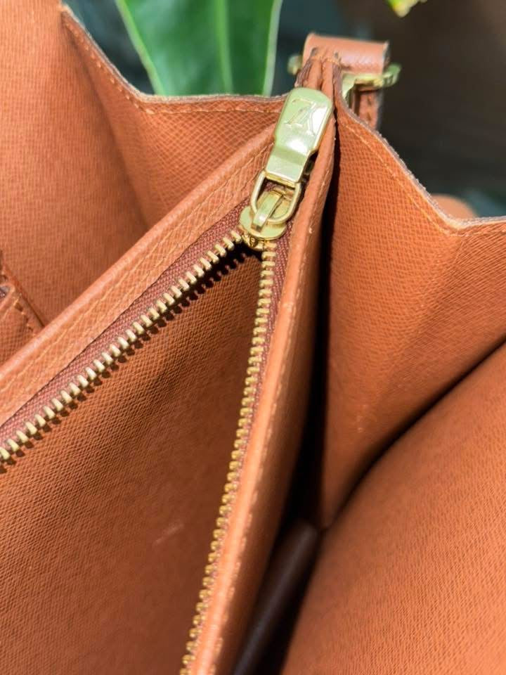 Courcelles Shoulder/ Crossbody bag 📅 Year: 1997