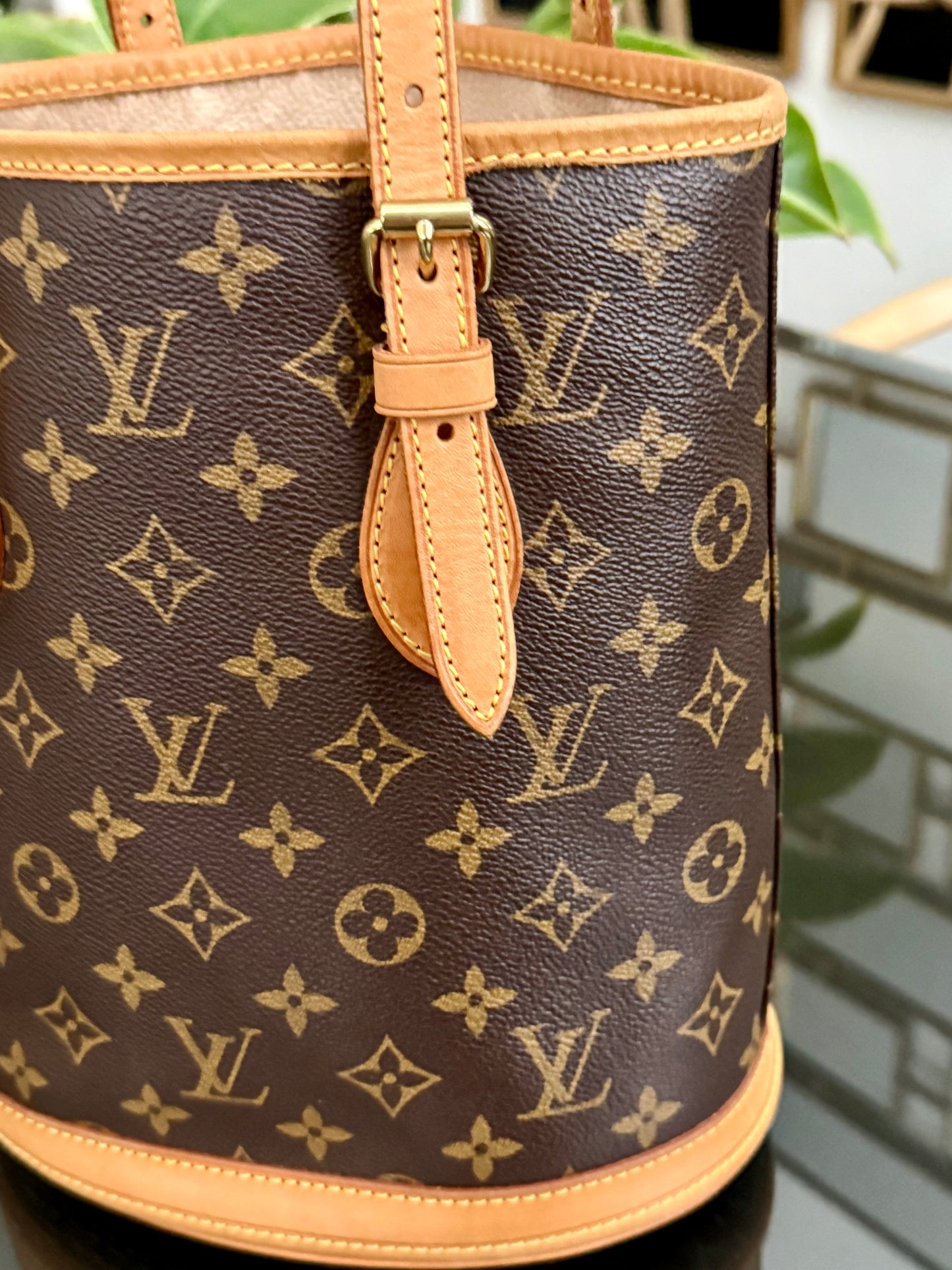 Petite Bucket in Monogram 🗓️ Year: 2000