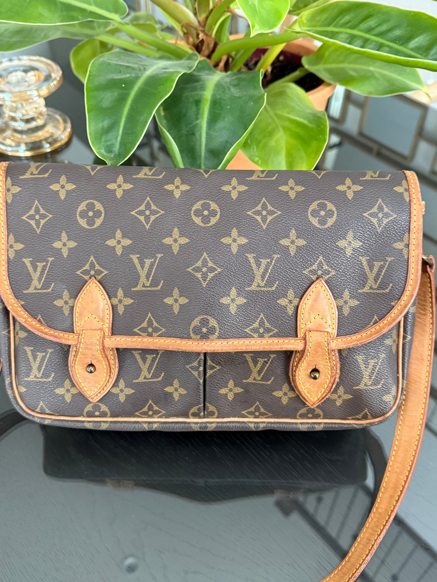 Gibeciere MM Crossbody Messenger -
📅 Year: 1991