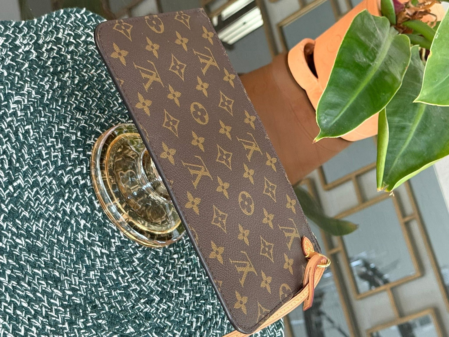 Neverfull MM/GM Pouch with Wriststrap 🗓️ Year: 2021