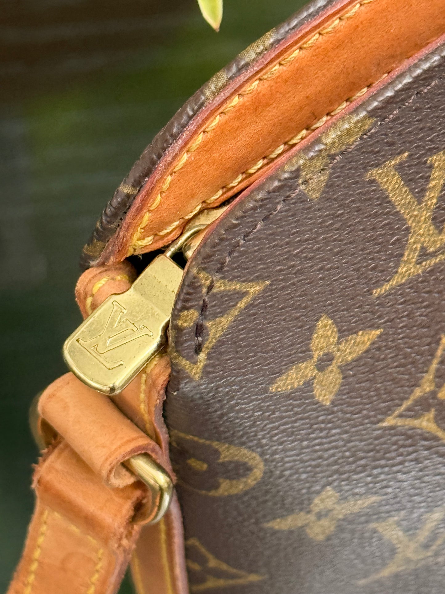Drouot Crossbody 
📅 Year: 1996