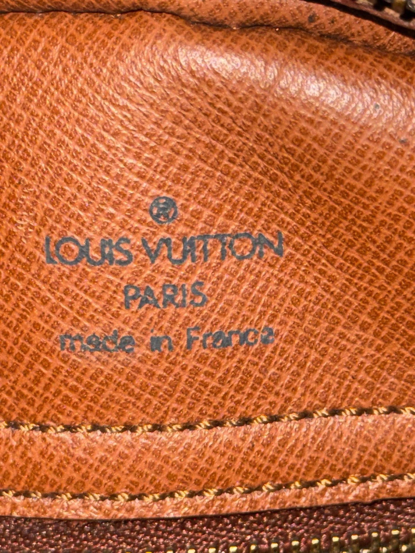 Senlis Crossbody - 🗓️ Year: 1991