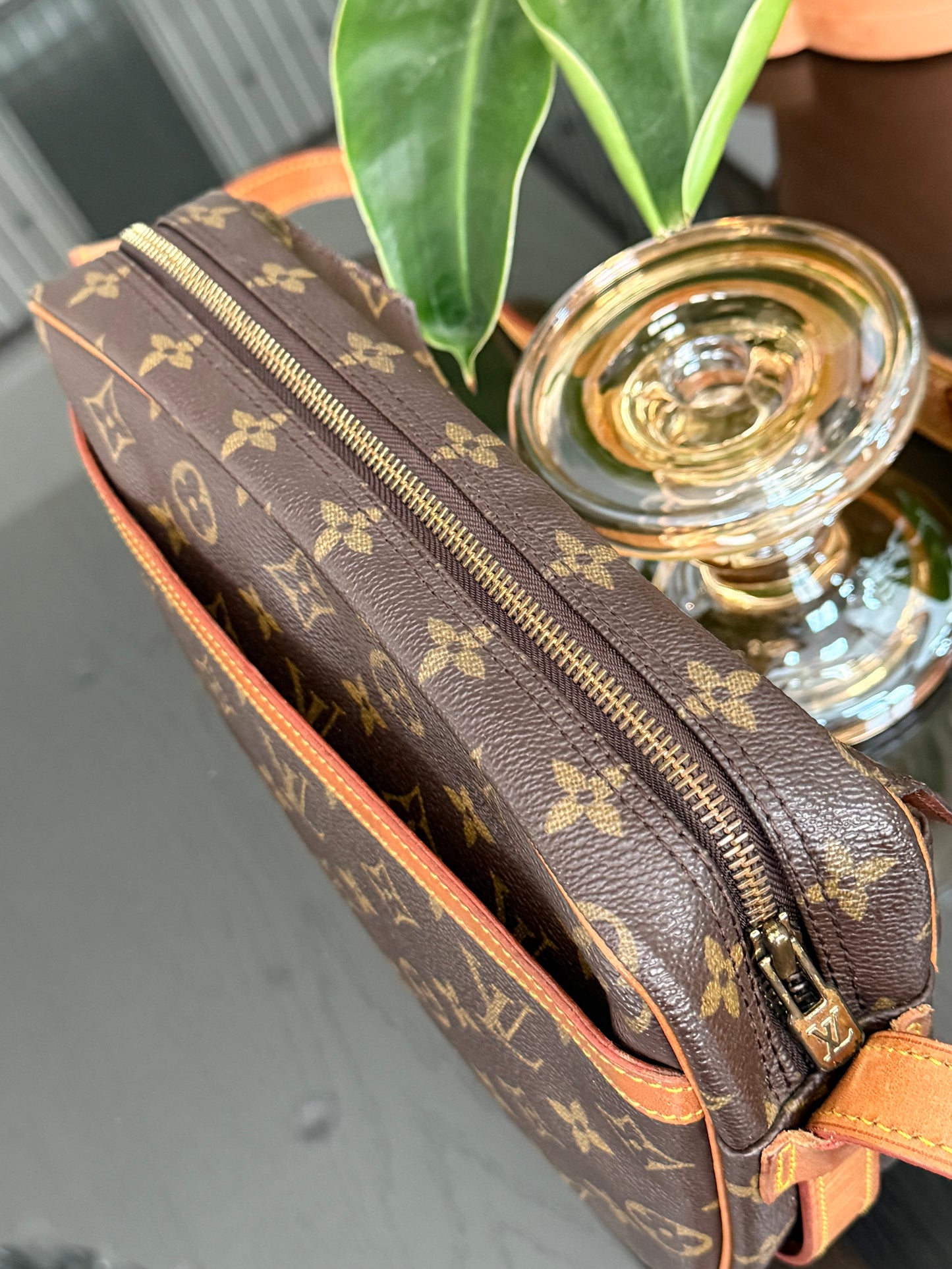 Jeaunefille GM Crossbody 📅 Year: 1987