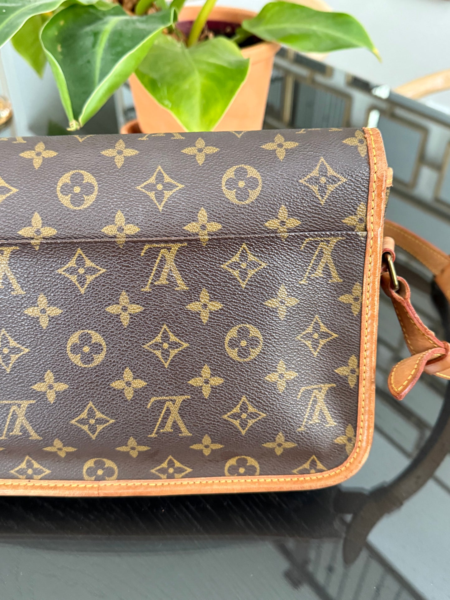 Gibeciere MM Crossbody Messenger -
📅 Year: 1991