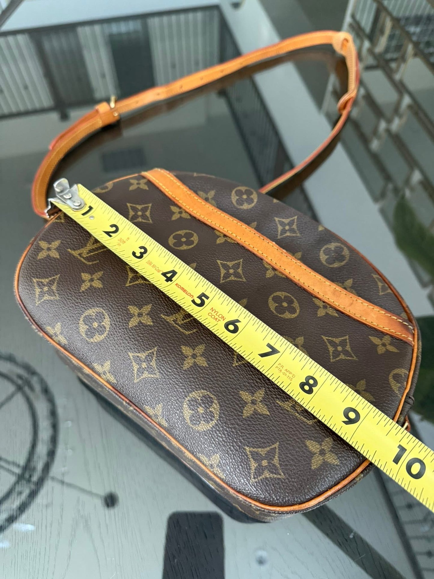 Blois Crossbody -🗓️ Year: 1994