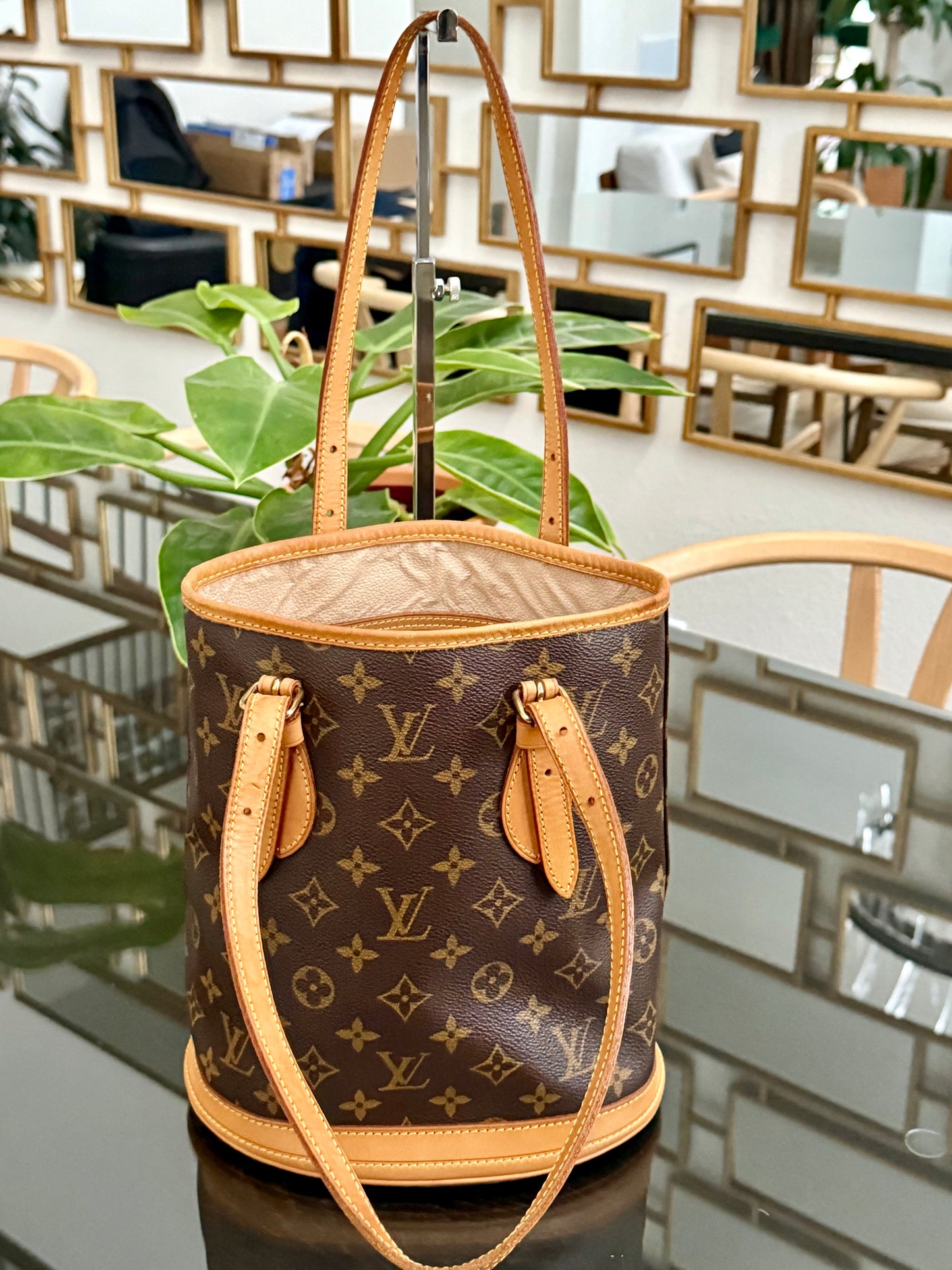 Petite Bucket in Monogram 🗓️ Year: 2000