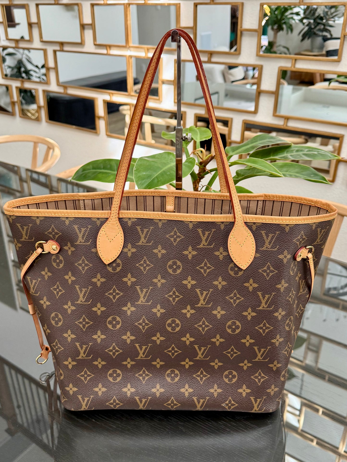 Neverfull MM in Monogram with Dustbag and Insert Organizer 📅 Year: 2017