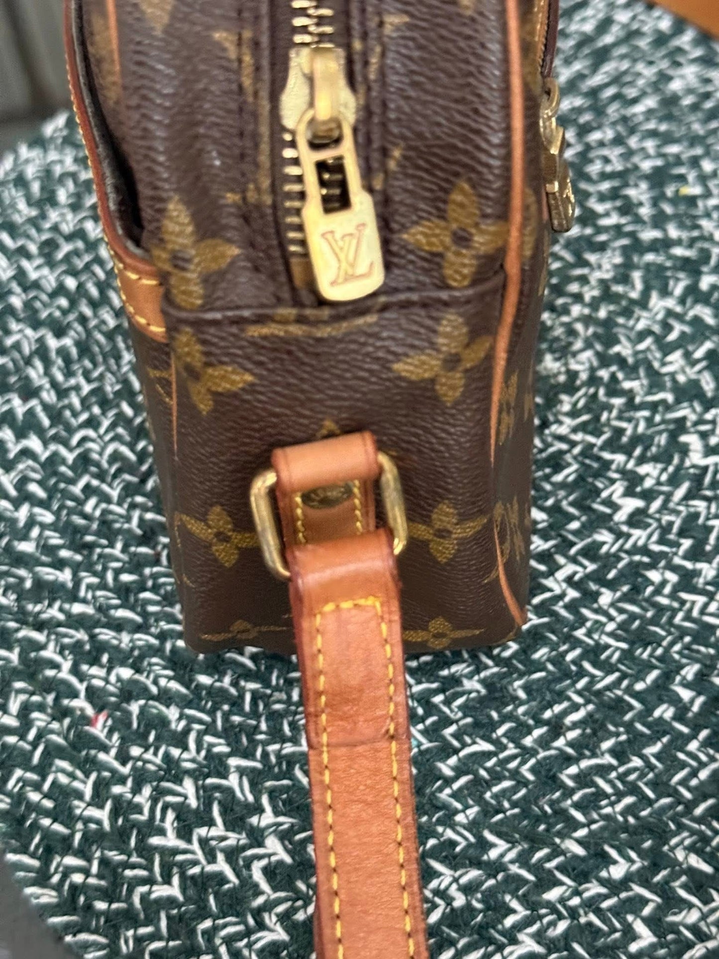 Senlis Crossbody - 🗓️ Year: 1991