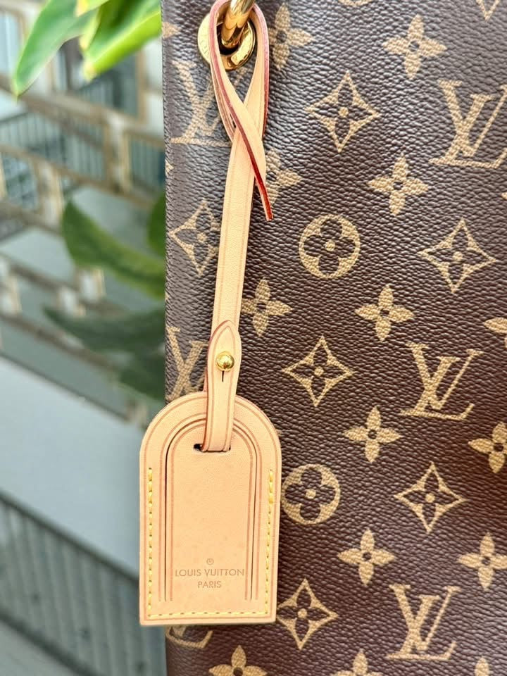 Graceful PM in Peony with Dustbag 📅 Microchipped