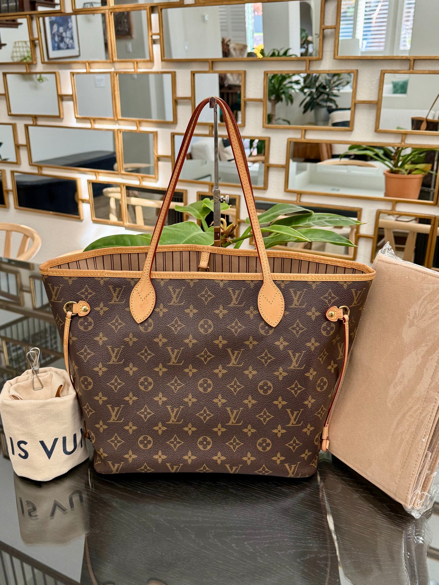 Neverfull MM in Monogram with Dustbag and Insert Organizer 📅 Year: 2017