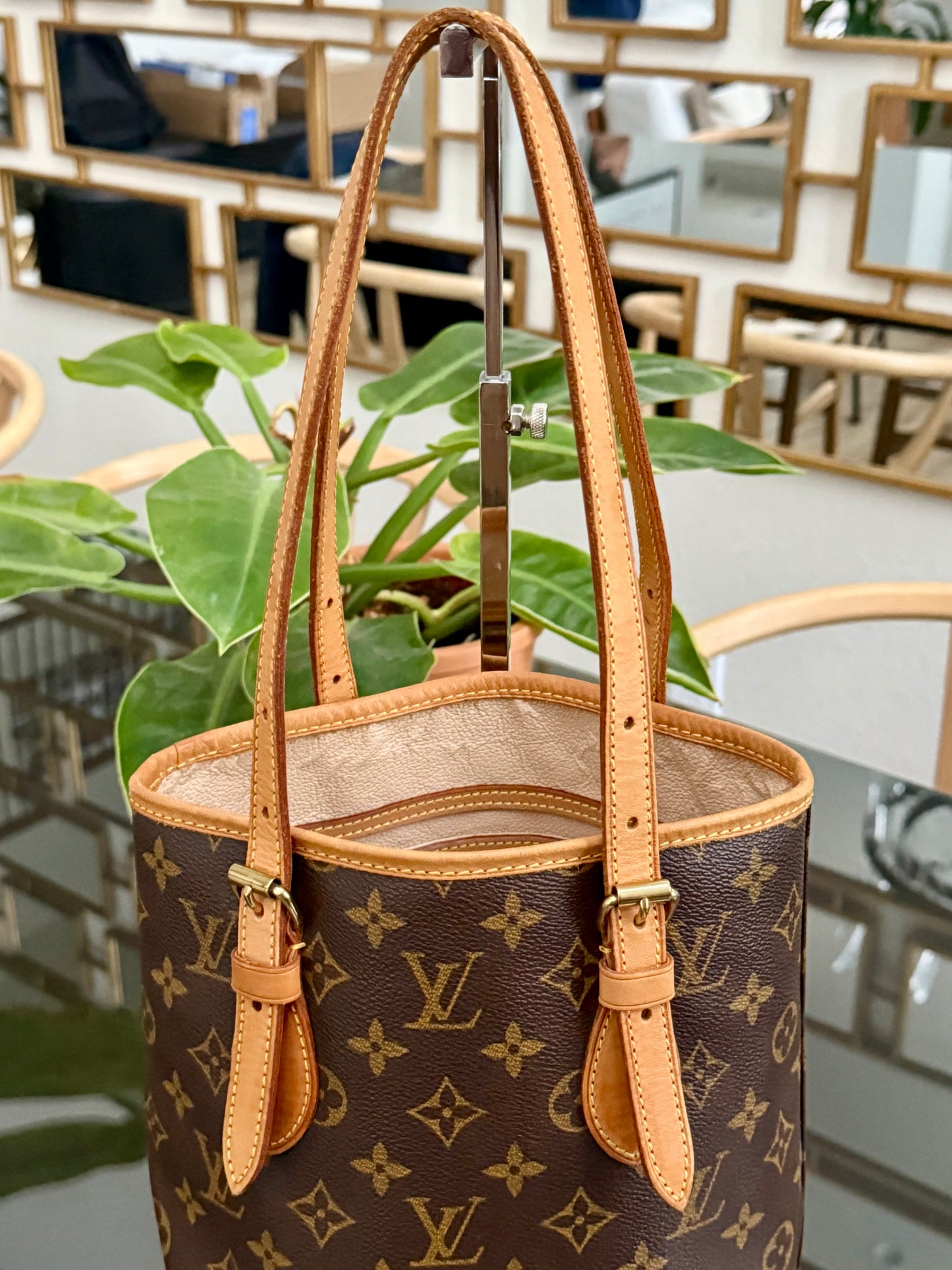 Petite Bucket in Monogram 🗓️ Year: 2000