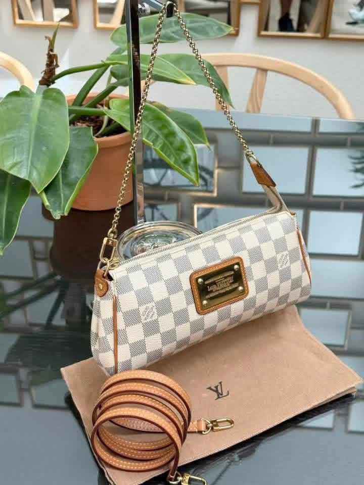 Eva Clutch in Azur with Original Strap, Dustbag, Box and Paper bag 🗓️ Year: 2015