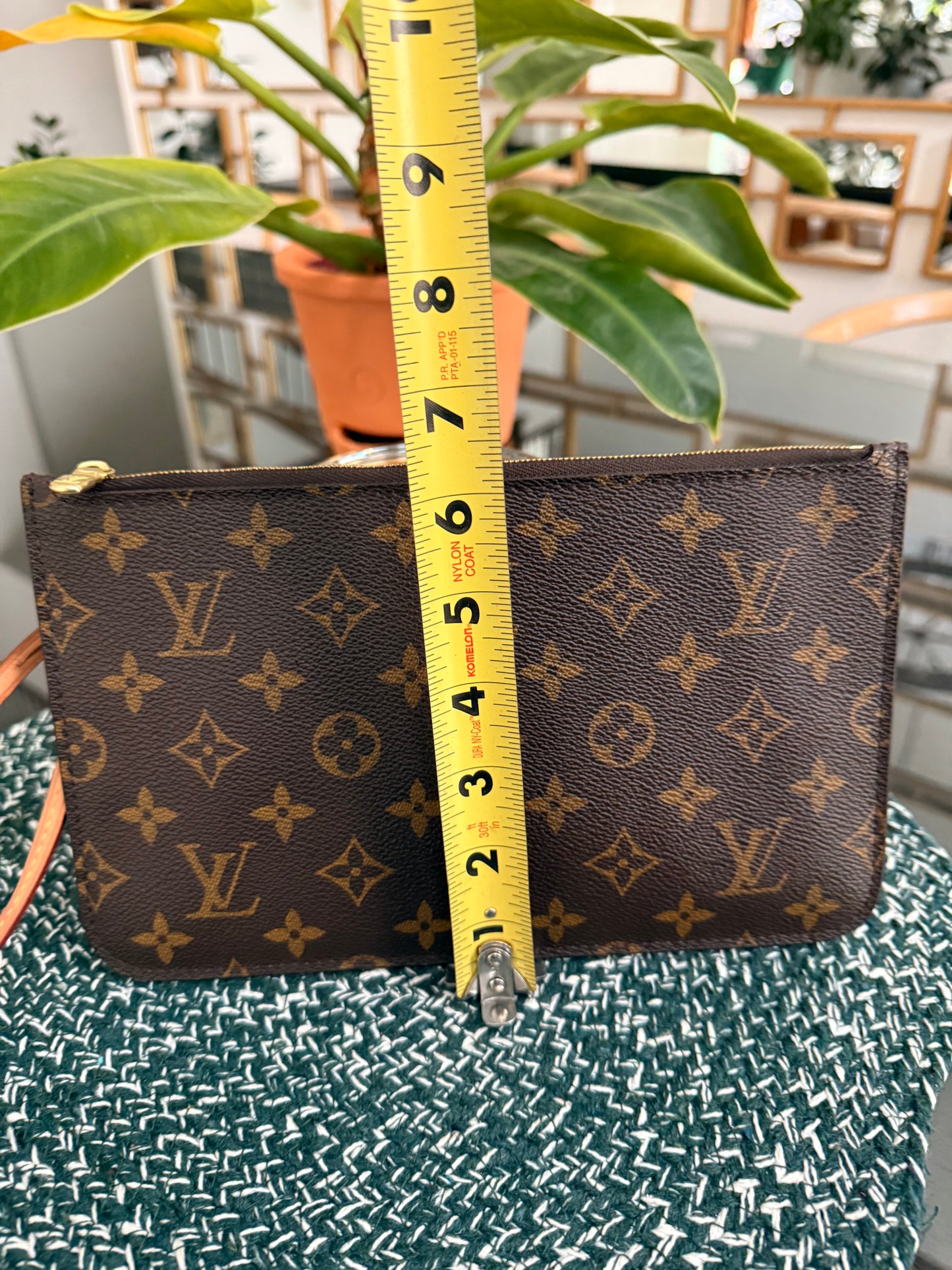 Neverfull MM/ GM Pouch with Wriststrap 🗓️ Year: 2020