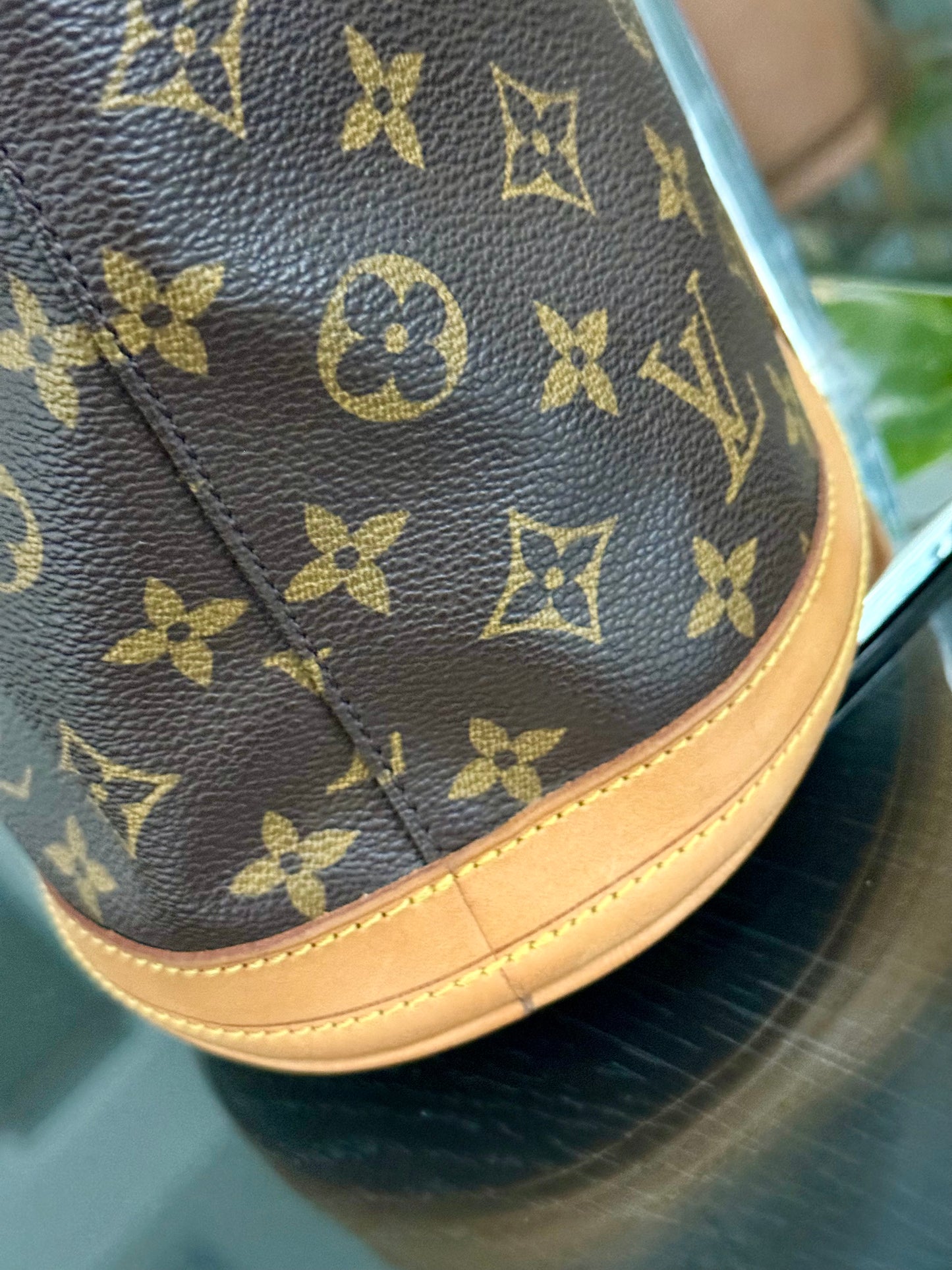 Petite Bucket in Monogram 🗓️ Year: 2000