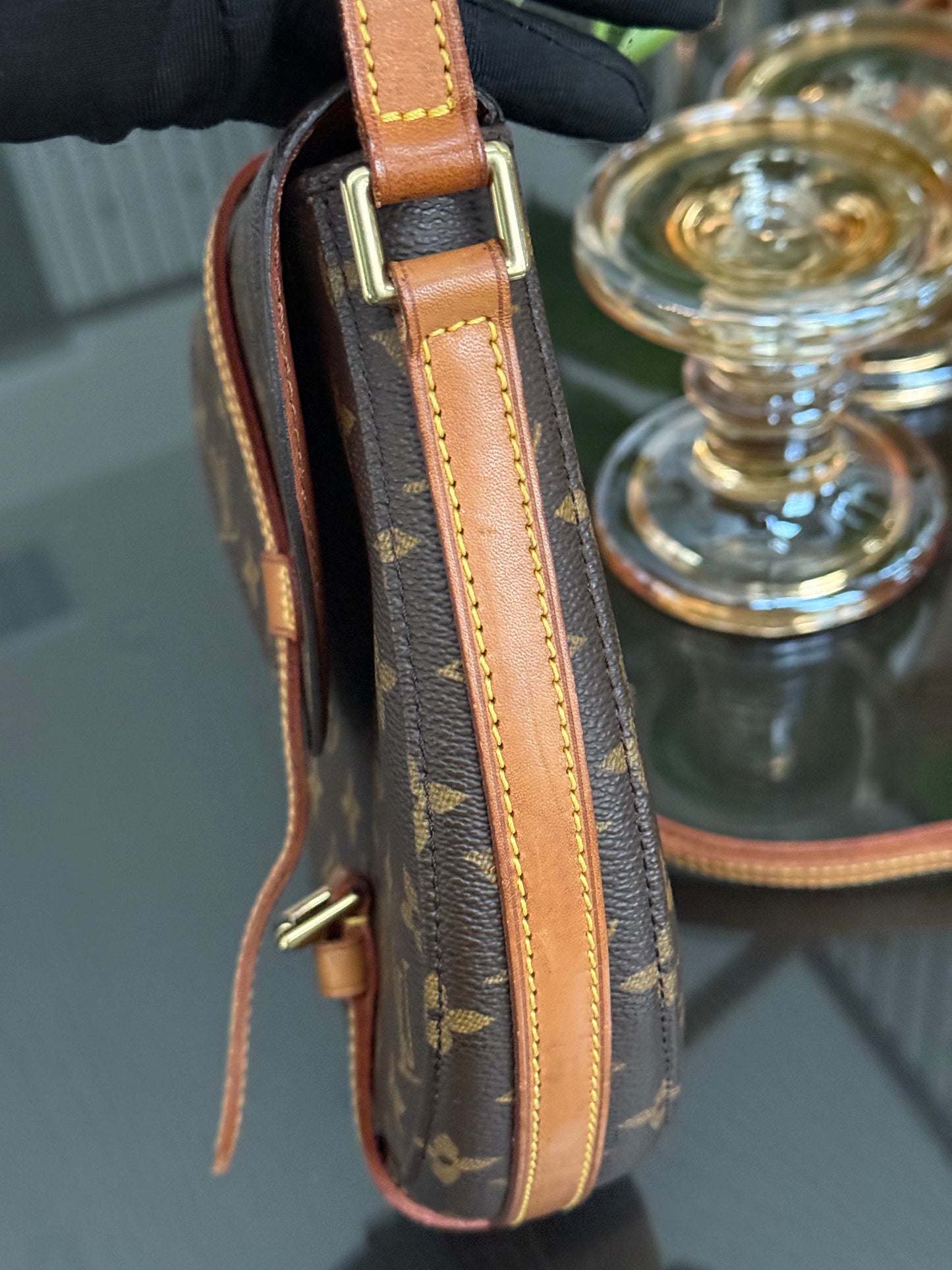 Chantilly MM Crossbody Bag 🌺Year: 1995