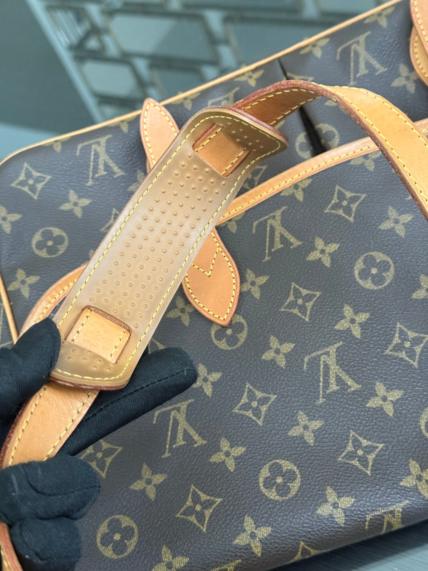 Gibeciere GM Messenger/ Crossbody Bag 📅 Year: 1994