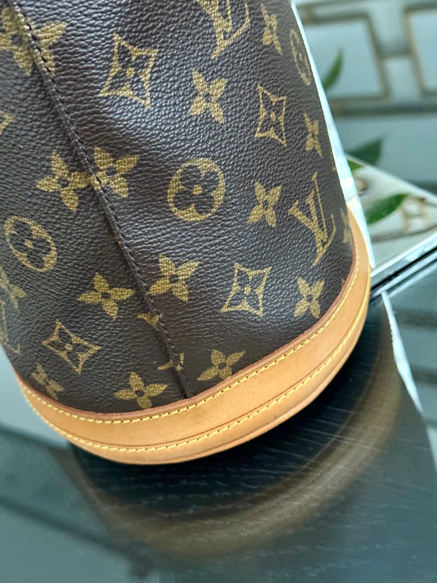 Petite Bucket in Monogram 🗓️ Year: 2000