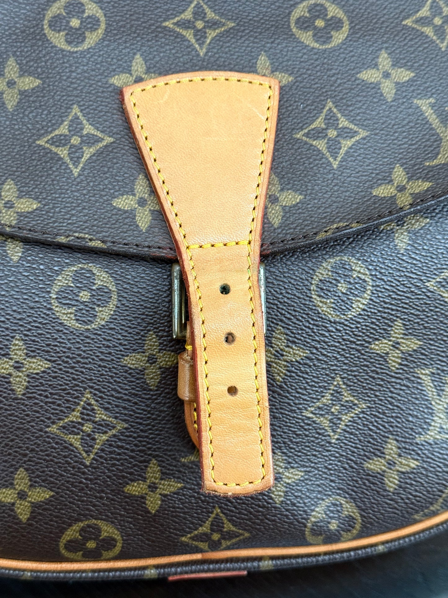 Jeaunefille GM Crossbody 📅 Year: 1987