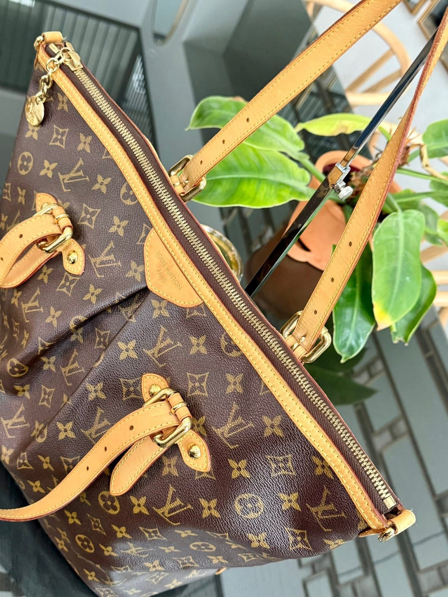 Palermo GM with Original Strap. Dustbag and Insert Organizer 🌺
Year: 2009
