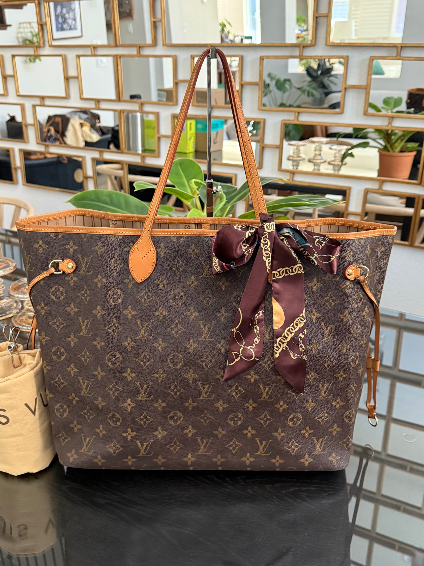Neverfull GM with Dustbag and twilly -📅 Year: 2009