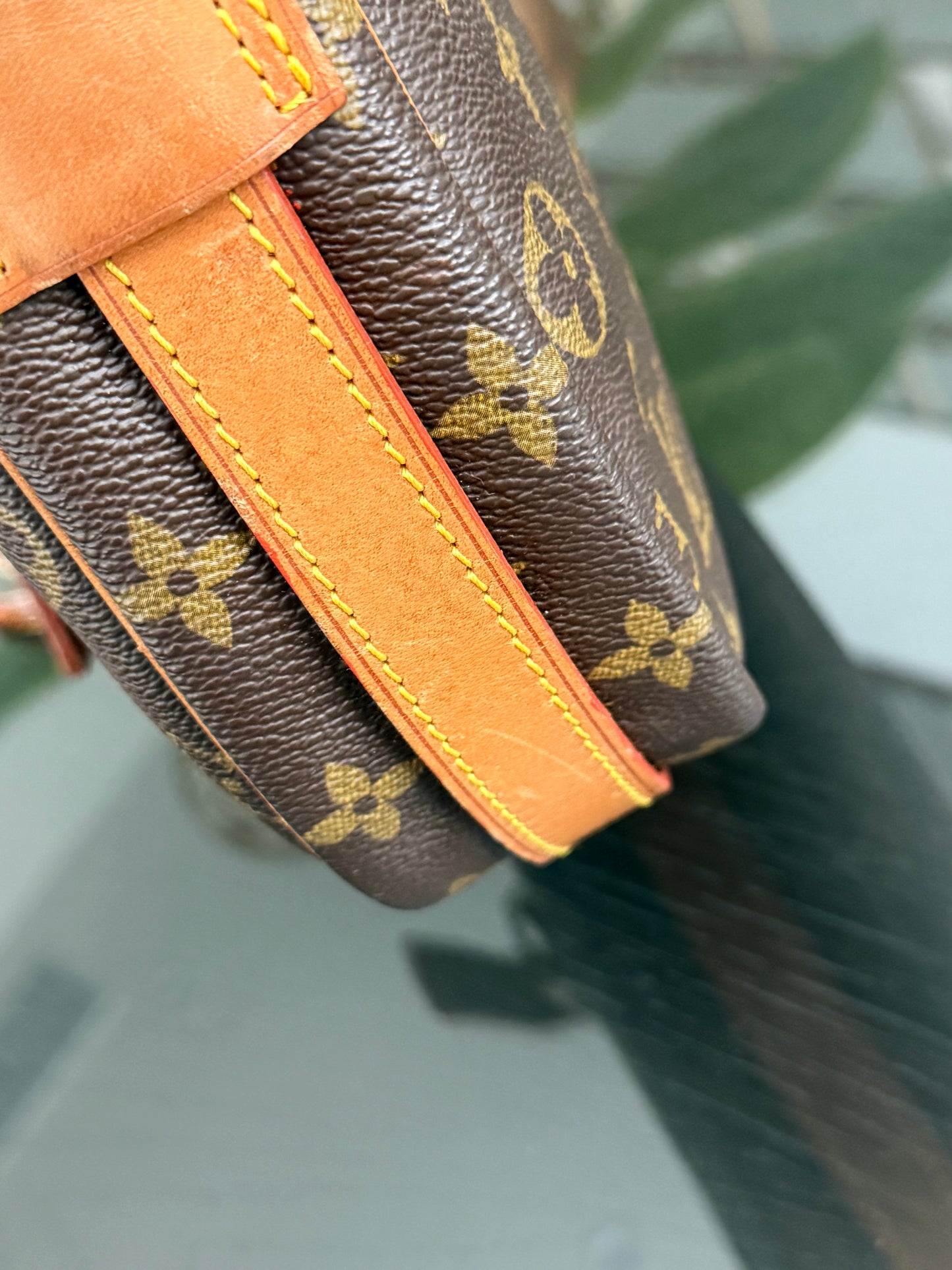 Jeaunefille GM Crossbody 📅 Year: 1987