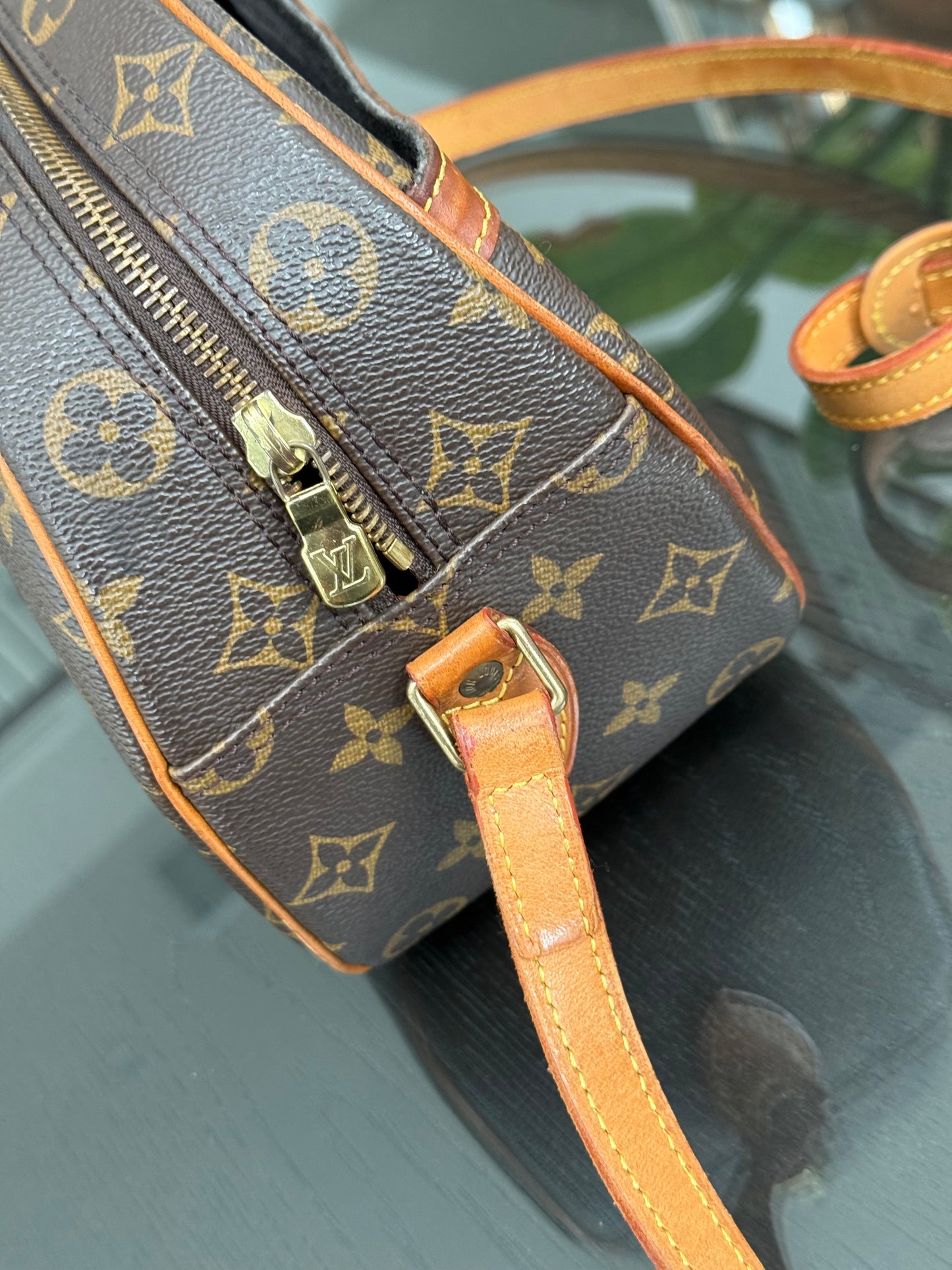 Blois Crossbody -🗓️ Year: 1995